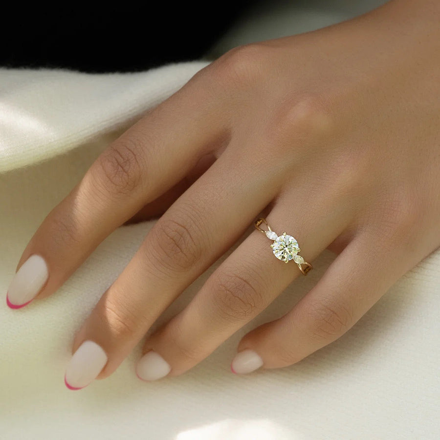  The Kelsey Round Lab Diamond Ring 18k Yellow Gold 003