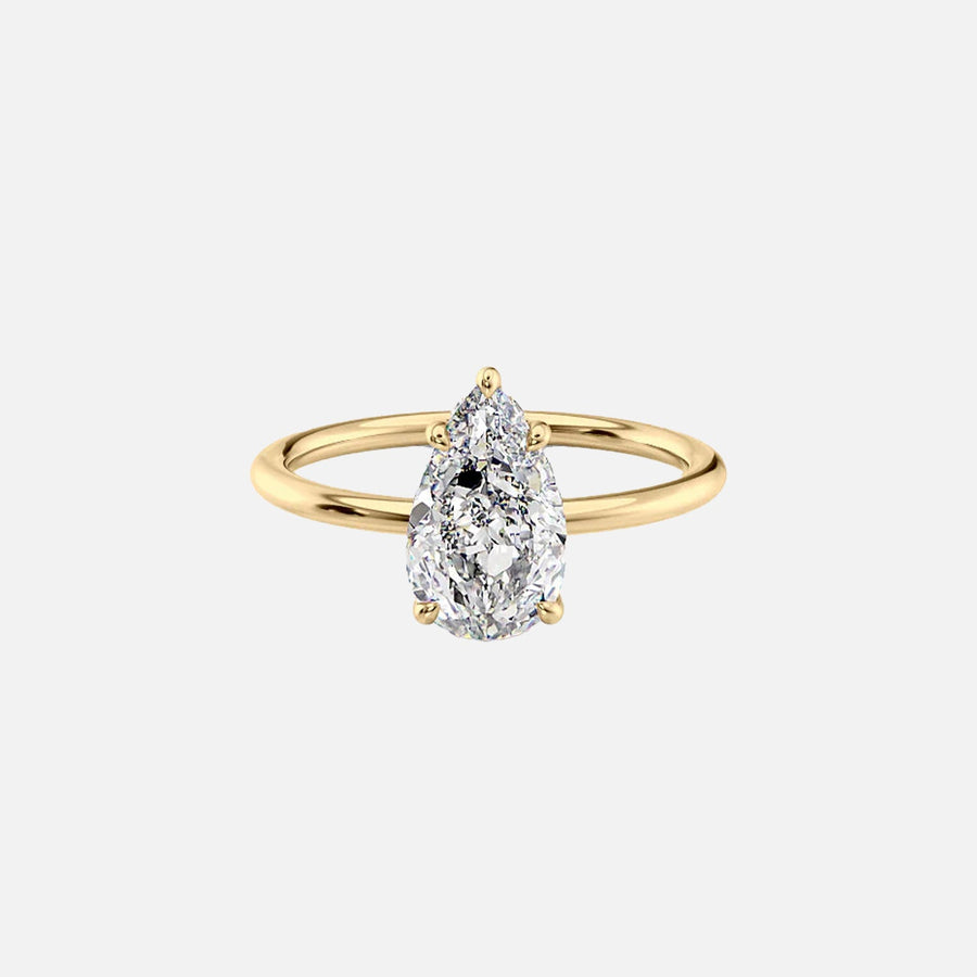  The Solitaire Crown Kamellie Pear Moissanite Ring 18k Yellow Gold 001