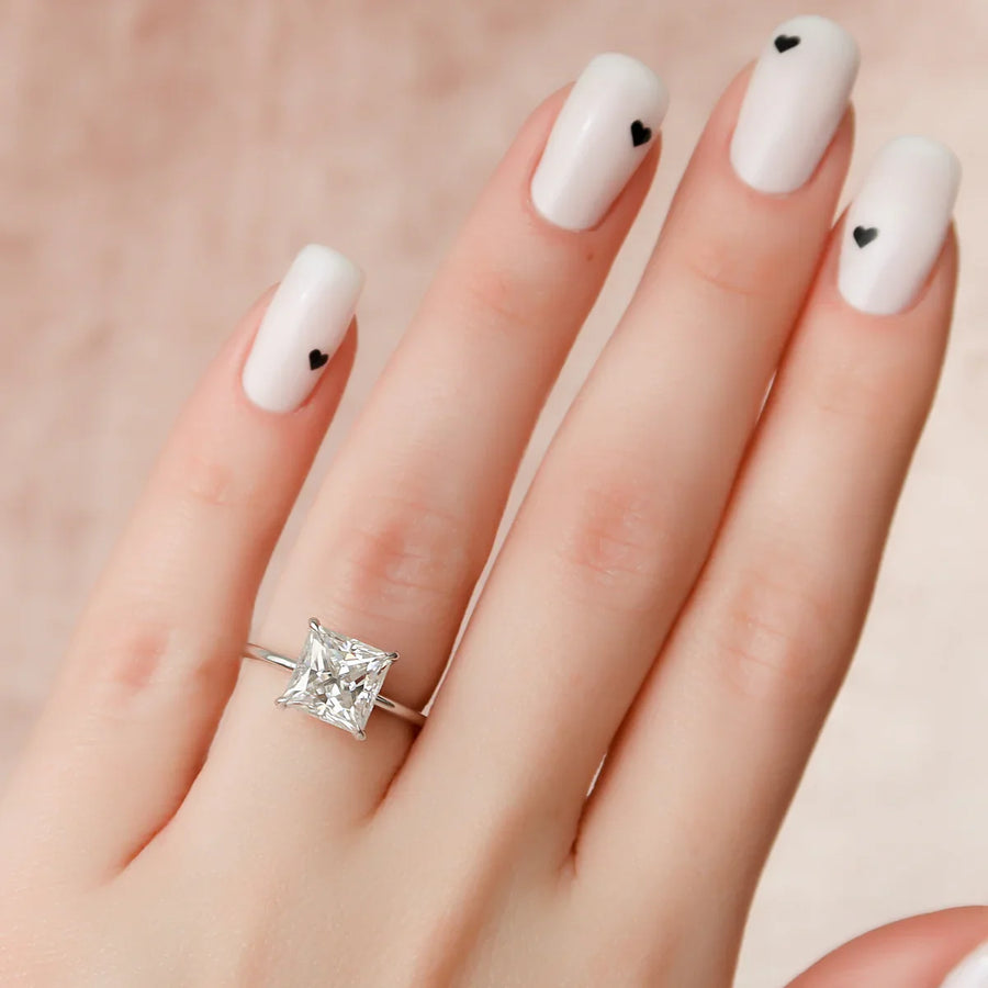  The Solitaire Crown Kamellie Princess Moissanite Ring 18k White Gold 003