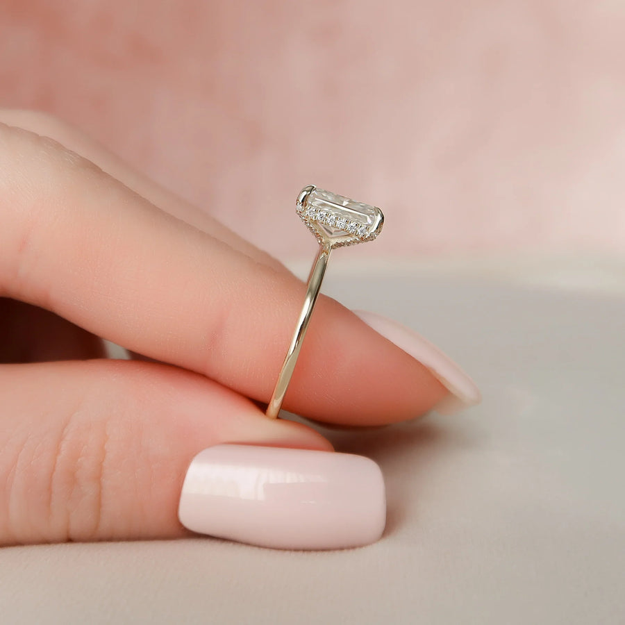  The Solitaire Crown Kamellie Radiant Moissanite Ring 18k Yellow Gold 003