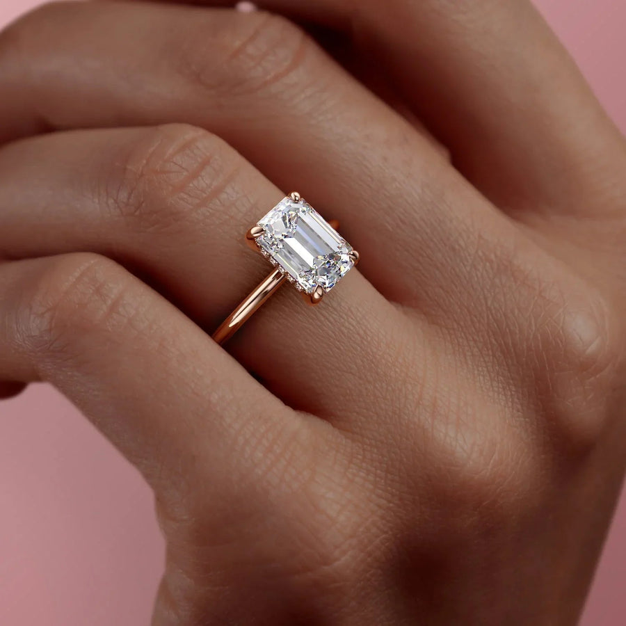  The Solitaire Kamellie Emerald Lab Diamond Ring 14k Rose Gold 005 Final