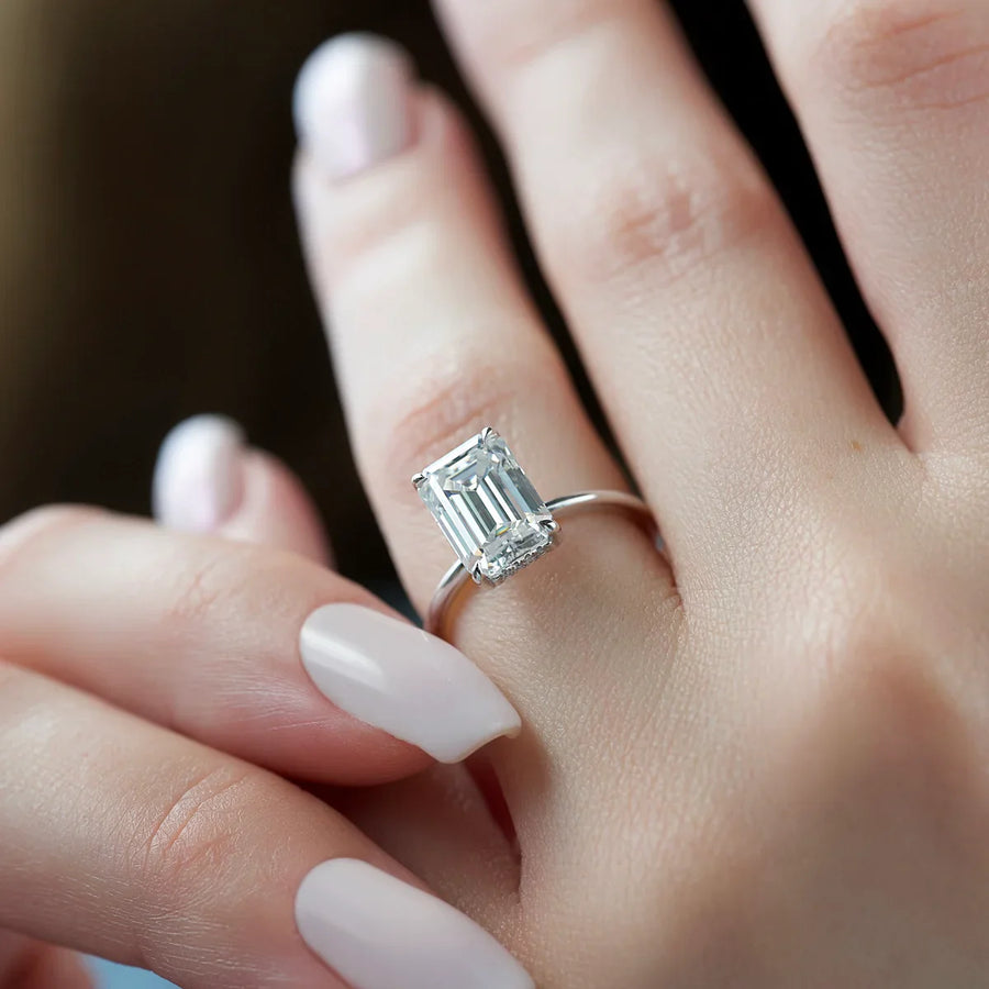  The Solitaire Kamellie Emerald Lab Diamond Ring 18k White Gold 003