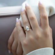  The Solitaire Kamellie Pear Lab Diamond Ring 18k Yellow Gold 003