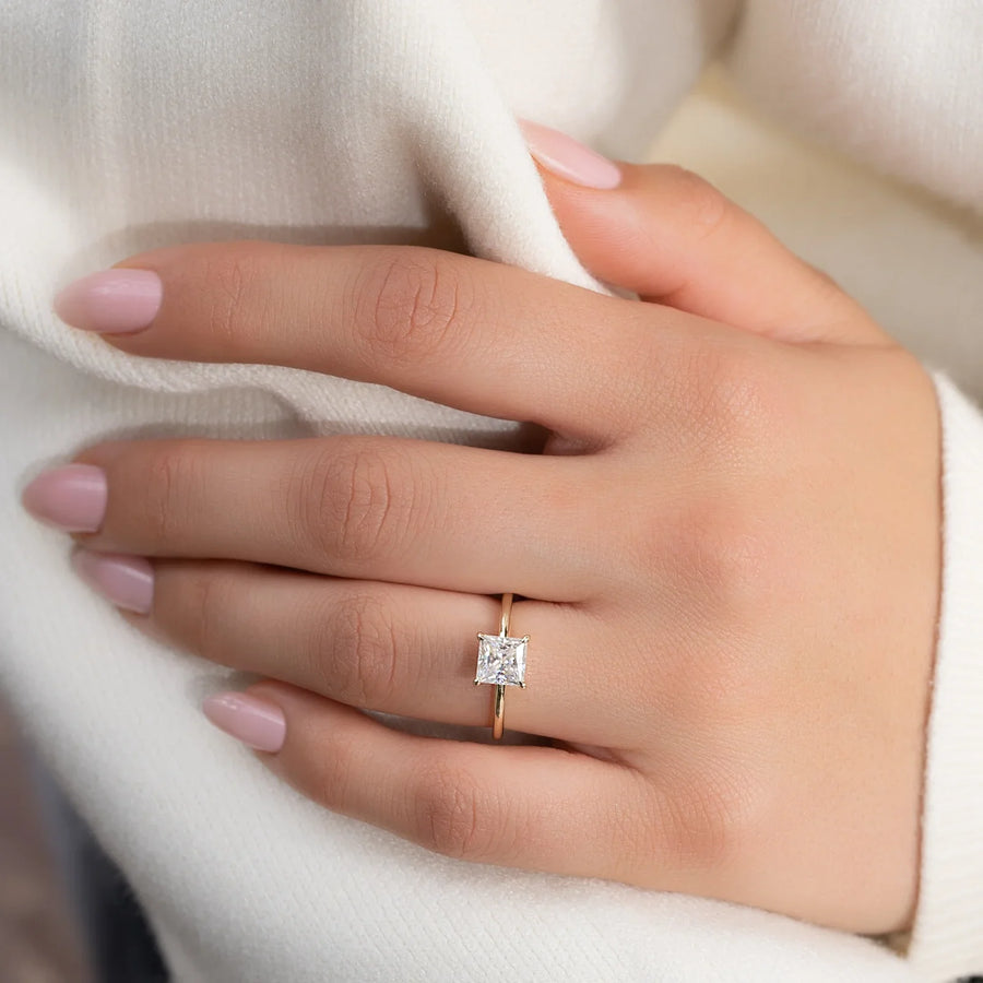  The Solitaire Kamellie Princess Lab Diamond Ring 18k Yellow Gold 004 Final
