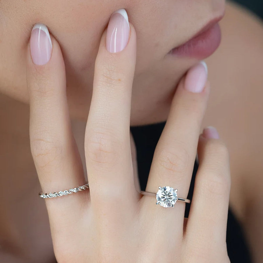 The Solitaire Lexie Round Moissanite Ring 18k White Gold 004