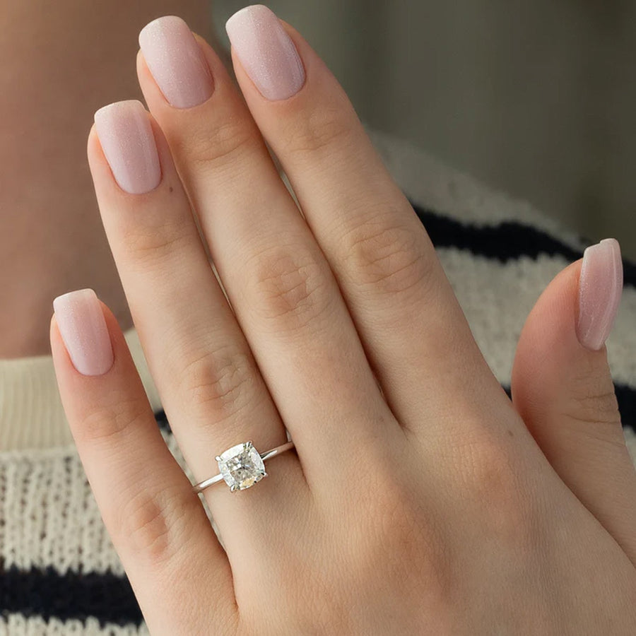 The Solitaire Low Profile Kamellie Cushion Moissanite Ring 18k White Gold 004