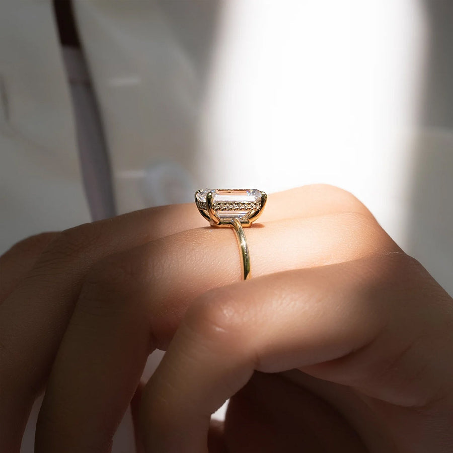  The Solitaire Low Profile Kamellie Emerald Lab Diamond Ring 18k Yellow Gold 005 Final