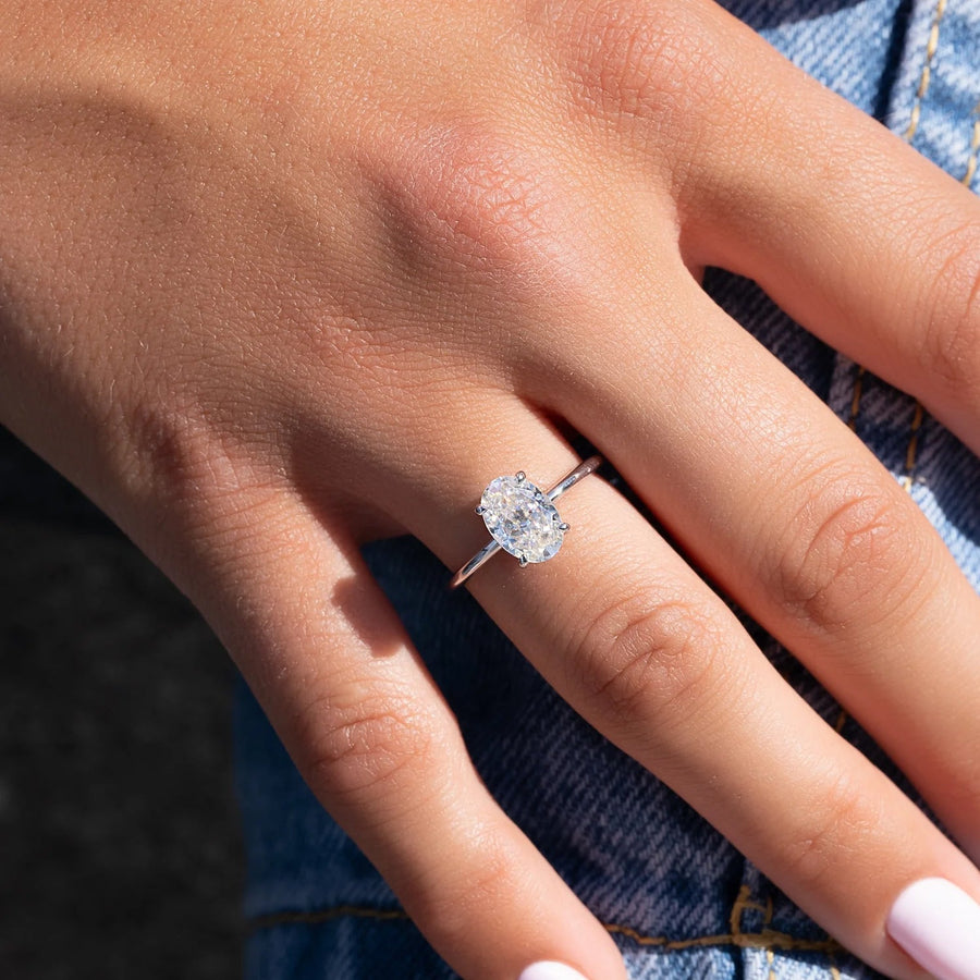  The Solitaire Low Profile Kamellie Oval Moissanite Ring 18k White Gold 004