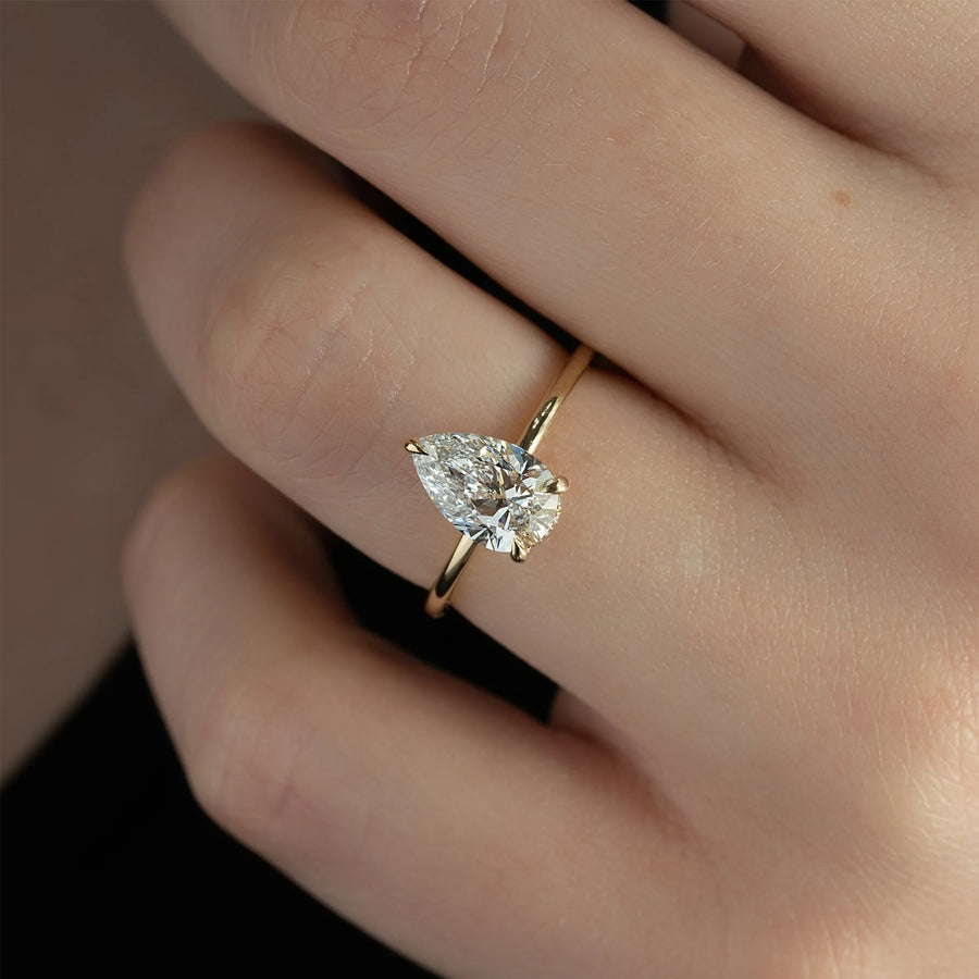  The Solitaire Low Profile Kamellie Pear Lab Diamond Ring 18k Yellow Gold 004
