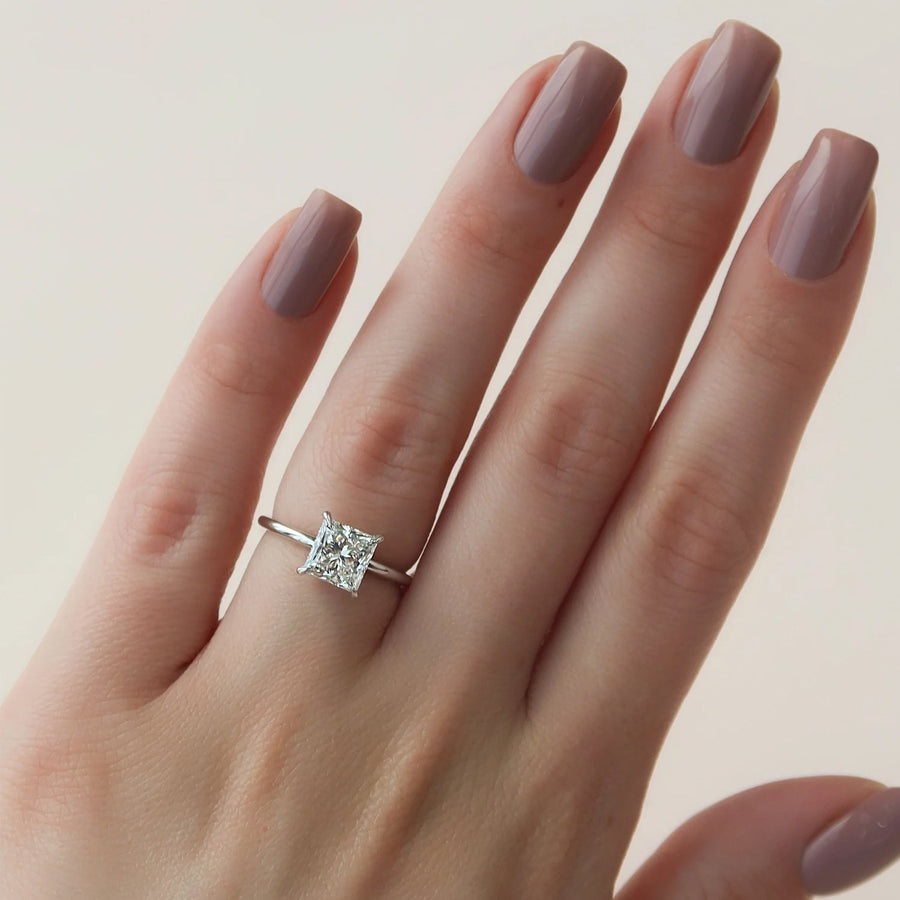  The Solitaire Low Profile Kamellie Princess Lab Diamond Ring 18k White Gold 004