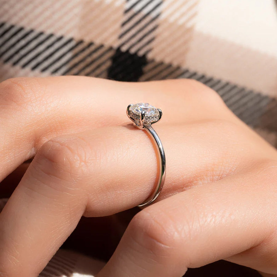  The Solitaire Low Profile Kamellie Round Moissanite Ring 18k White Gold 005 Final